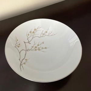 Vintage Mikasa Fine China “ISE” 5344 Gold Leaf Pattern 9.5” Bowl